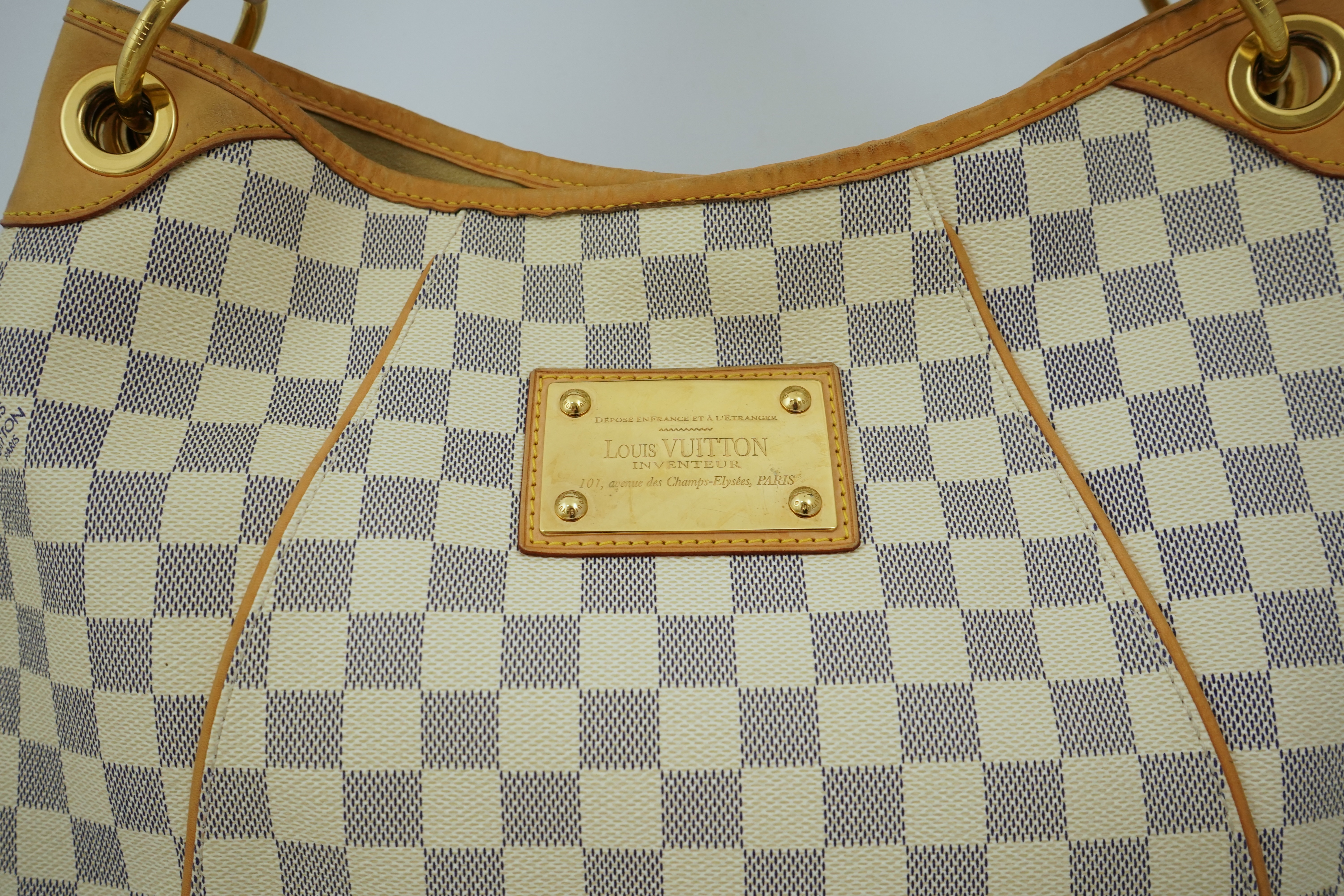 A Louis Vuitton handbag made from Damier Azur canvas with natural cowhide trim